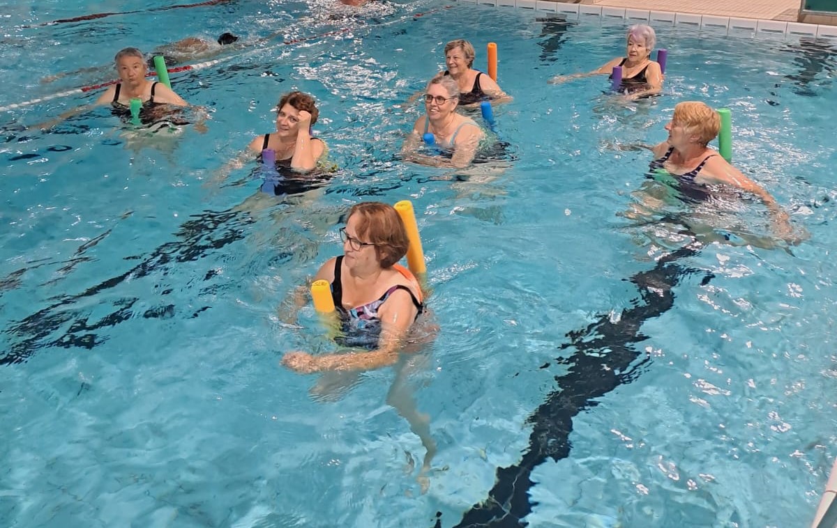 Die Wasserfitness-Gruppe der SLRG Muttenz trainiert mit Poolnudeln